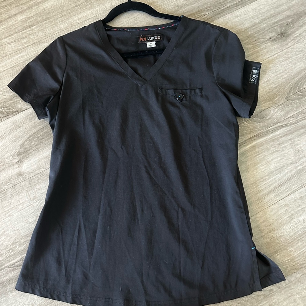 Koi basics women’s scrub top